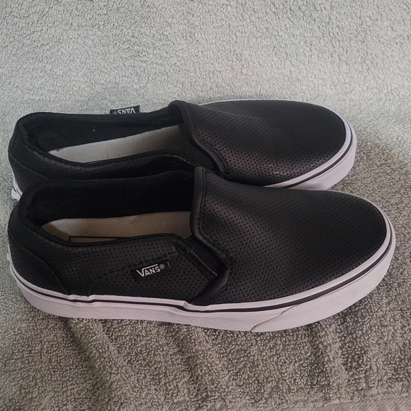 Classic Slip-On Perforated Leather Shoe sneakers Women's size 6 - Picture 2 of 5